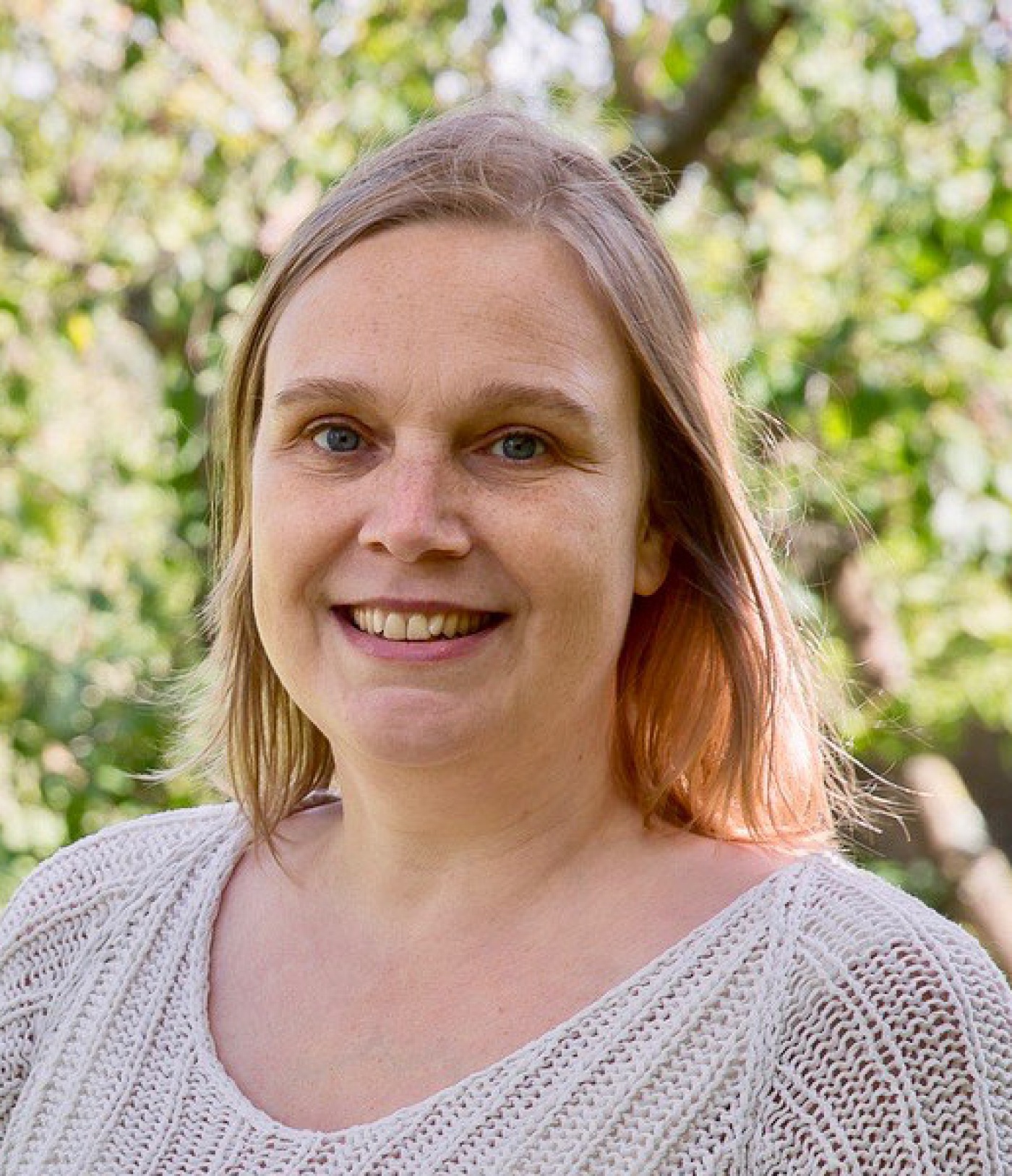 nadia wit zijden truitje vierkant.jpeg