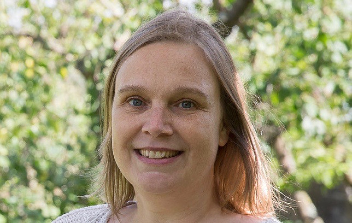 nadia wit zijden truitje vierkant 2.jpeg